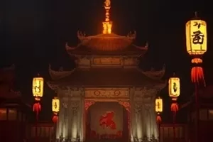 《第九号仓库》封面：废弃仓库铁门与锈迹门牌