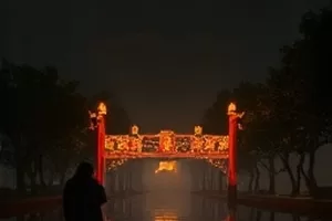 《半城烟雨》封面：雨雾笼罩的旧城墙轮廓