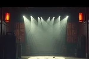 《三十二楼》封面：高层公寓夜间的单扇亮窗