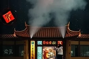 《第七次告别》封面：站台长椅上的一只旧行李箱